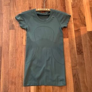 Lululemon - Swiftly Tech Short Sleeve Shirt - size 4
